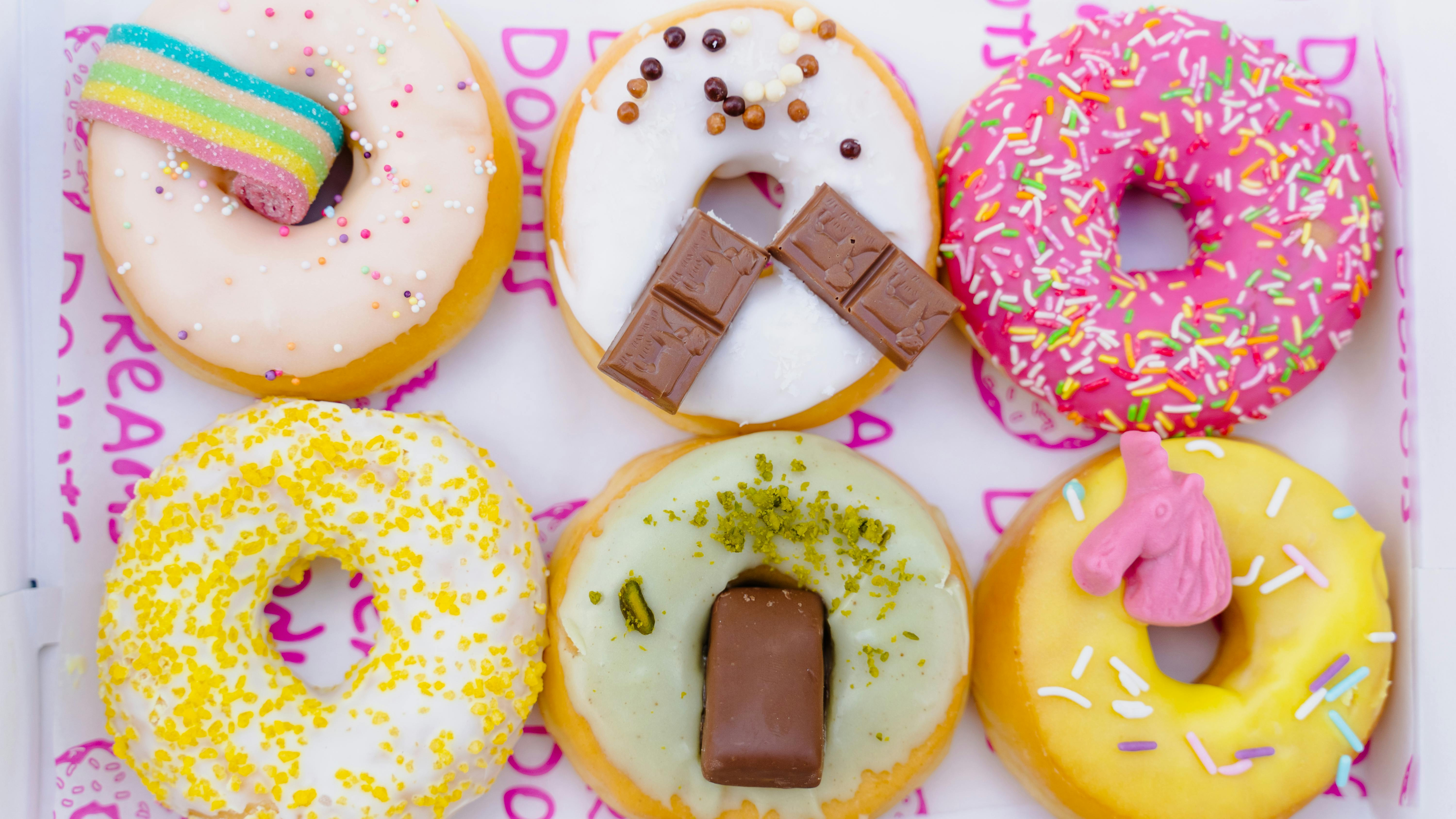 Les Donuts : Histoire, Popularité en France et Livraison à Domicile